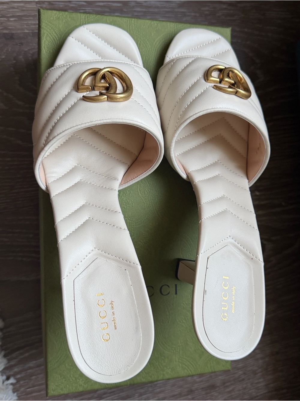 BRAND NEW: Gucci White Quilted Leather Slide Sandals with Gold Double G